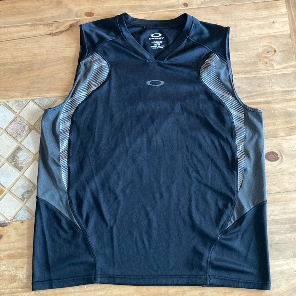 Oakley. Black and Grey. Workout shirt. Sz. M